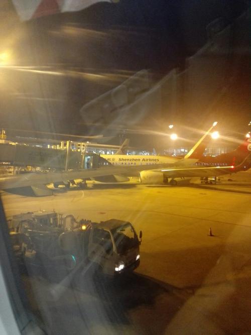 机场候机厅,有几年没坐飞机了,有点点鸡冻,也来个照片吧.