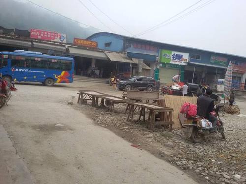 贵州从江县宰便镇居民们说话,我们都听不懂,看来只有到秀塘去找女人咯