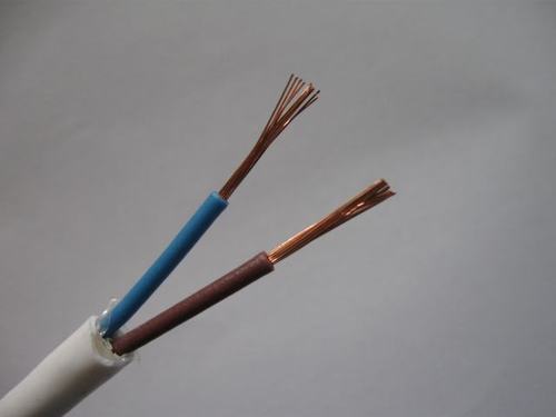 之后用绝缘胶布进行包裹——先包裹接头,再将两根电线同时包裹一遍.