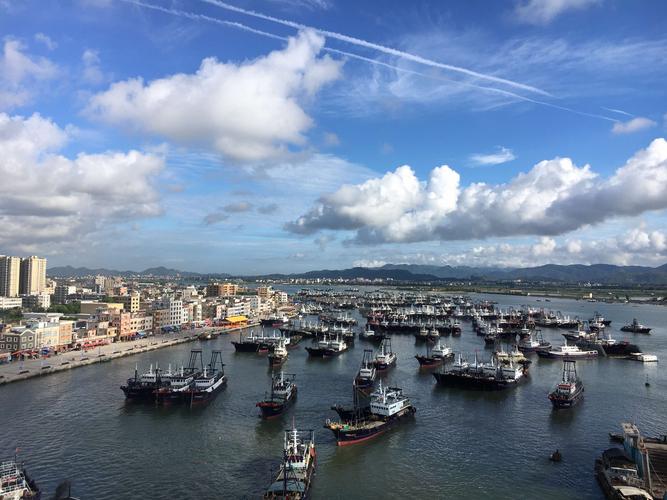 2020年的茂名博贺开渔节,各种巡游表演,现场人山人海热闹非凡,近千首