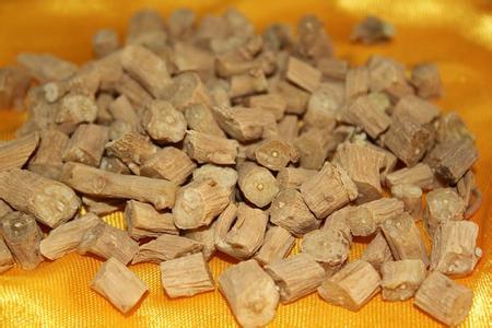牛膝也是分很多品种的,我们今天主要普及的就是牛膝和川牛膝的区别