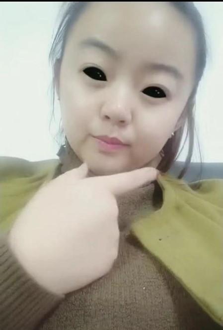 漂亮女孩天生没有"眼白",眼睛像是两个"黑洞"!