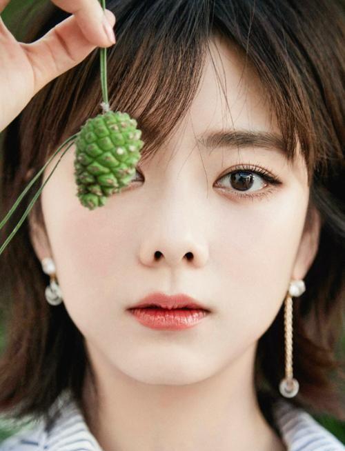 幼态感的面部比例也不可或缺,谭松韵的额头是饱满的,短中庭和短下巴