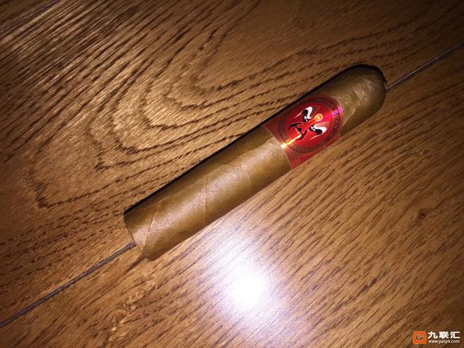 今天带来的是一款国产雪茄,王冠小国粹.