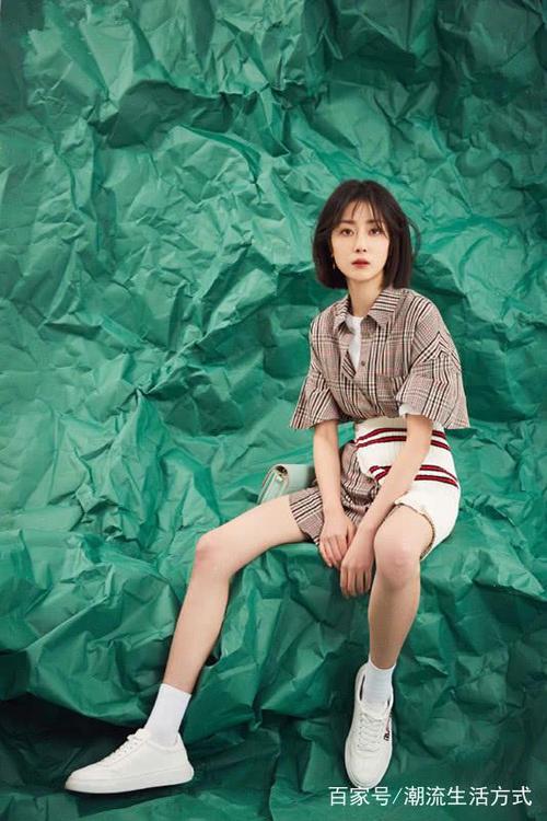 李溪芮拍写真,换了两套初夏私服,一套上班穿一套逛街穿!