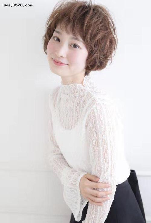 40岁的国字脸女性适合什么样的发型?短发减龄显瘦,中发有女人味