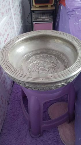 内雕刻的是古代人物.很重像白石头