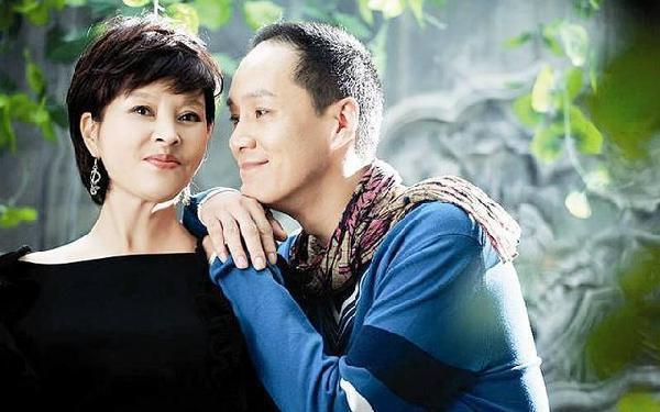 冯远征梁丹妮二十五年银婚纪念日:我们是伴儿,陪伴,相伴,老伴