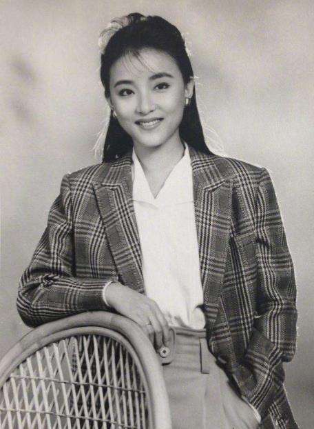 杨澜年轻的时候照片|杨澜年轻长发图片大全