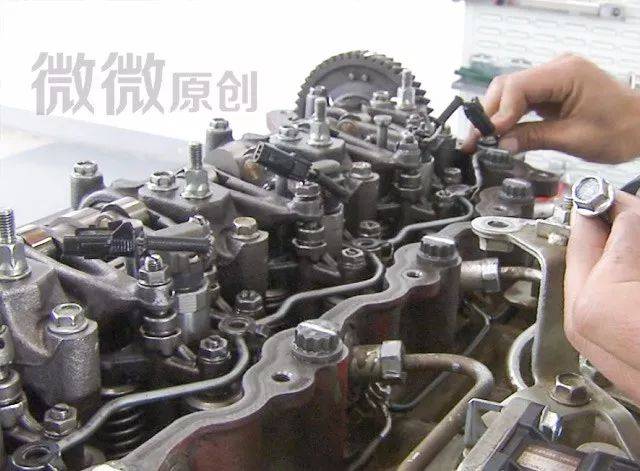 日野j05/j08发动机 标准值 进气门间隙0.30mm 出气门间隙0.45mm.