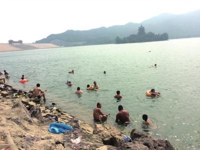 十三陵水库野泳无人管游泳者穿铁栅栏随便进