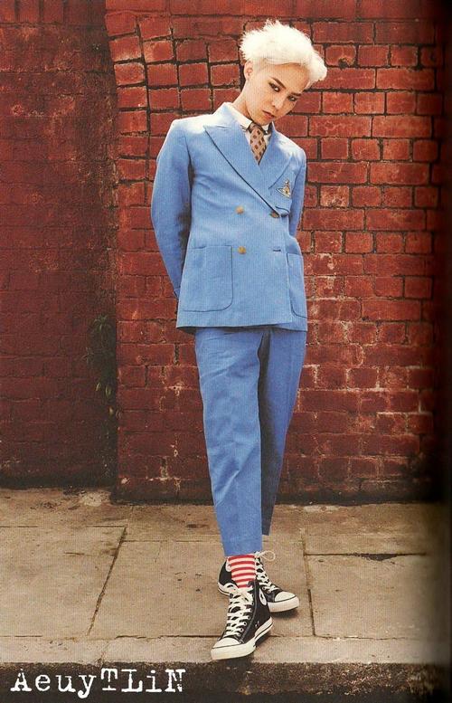 求权志龙crooked的蓝色西装图片高清大图正面的