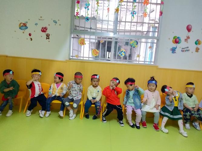 孩子在上小雨滴,看看,孩子戴的头饰,看着都好可爱哦!