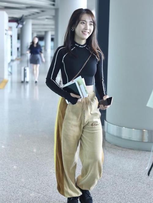 邢菲穿紧身"露脐装"走机场,身材太性感,背着旺仔牛奶什么鬼?