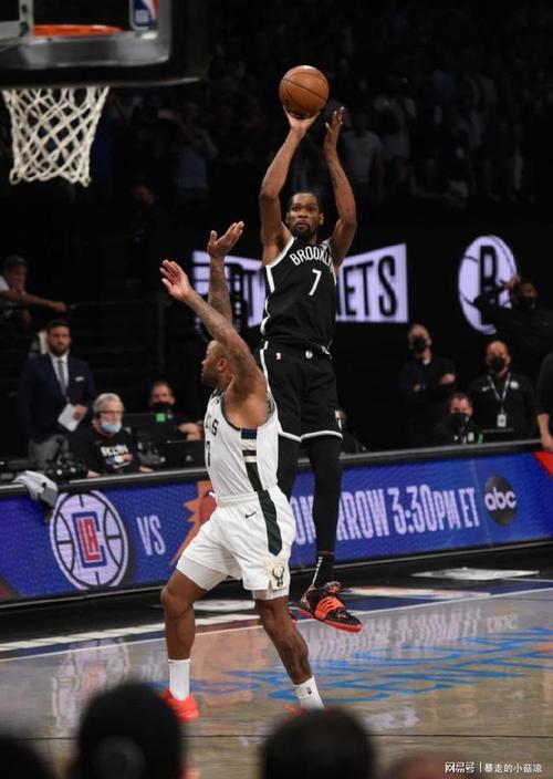 杜兰特投进绝平球,却还被批评不如不如詹姆斯,詹姆斯不会那么累