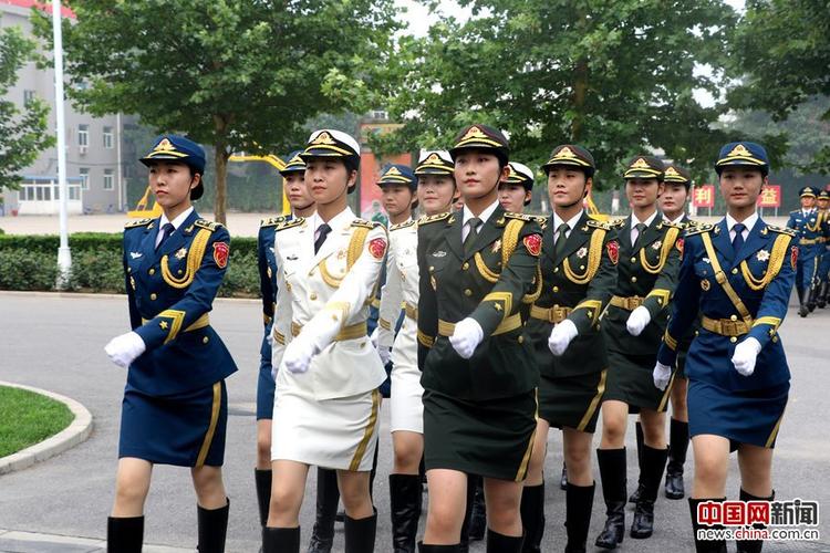 组图:记者探访三军仪仗队女兵中队( 1 / 16 )