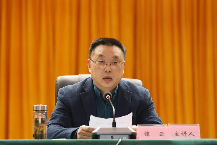 12月25日下午,县委书记谭云前往武胜中学,向广大师生宣讲党的十九届