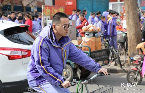石家庄市四十二中学校校服.记者 李相伯 摄
