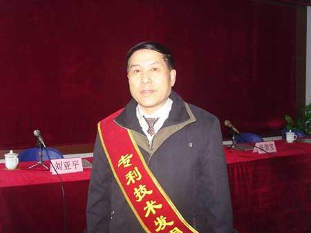 昨日上午,在长春市南关区职工新村社区,65岁的"平民发明家"孟宪昌被