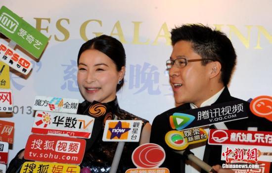 郭晶晶霍启刚南京逛街被认出 耐心与街坊合影(图)