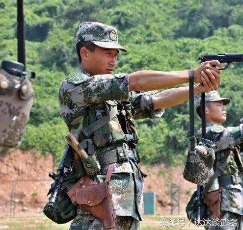 对于解放军军官佩戴的黄牛皮手枪套的讨论已经持续了很多年,多数军迷