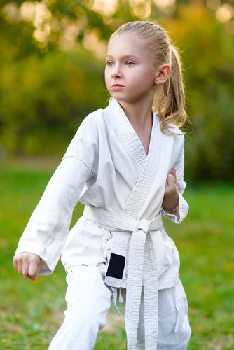 练空手道的小女孩
