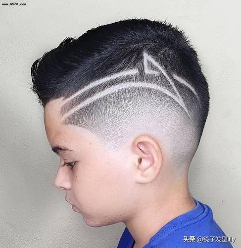 小男孩发型都喜欢在侧面加入一些雕刻的图案 ,彰显出独特的个性 ,炫酷