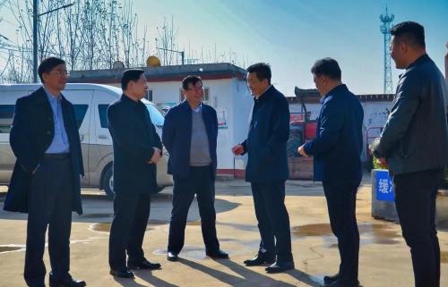 济宁市人民政府 通知公告 林晋到村调研第一书记工作