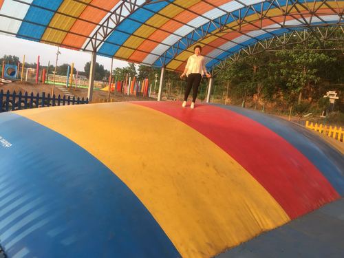 陆地充气沙窝蹦蹦云