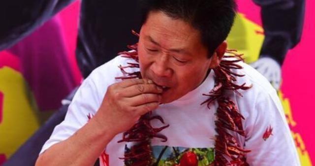 "辣王"李永志:参加无数吃辣大赛,一天5斤辣椒配白酒