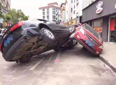 小女孩车祸后紧抓着书包母亲打开一瞧当场蒙了