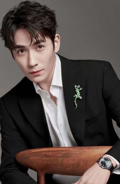 蔡徐坤朱一龙同穿黑西装,一个高贵一个优雅,就是身材对比有点虐