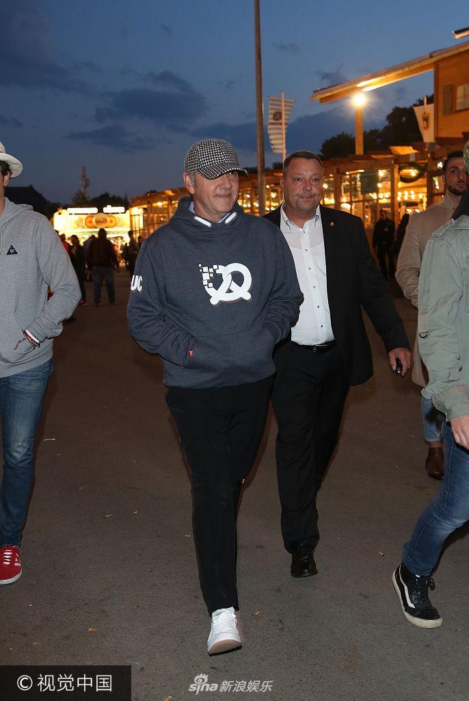 组图:《纸牌屋》凯文史派西穿"甜甜圈"卫衣显低调