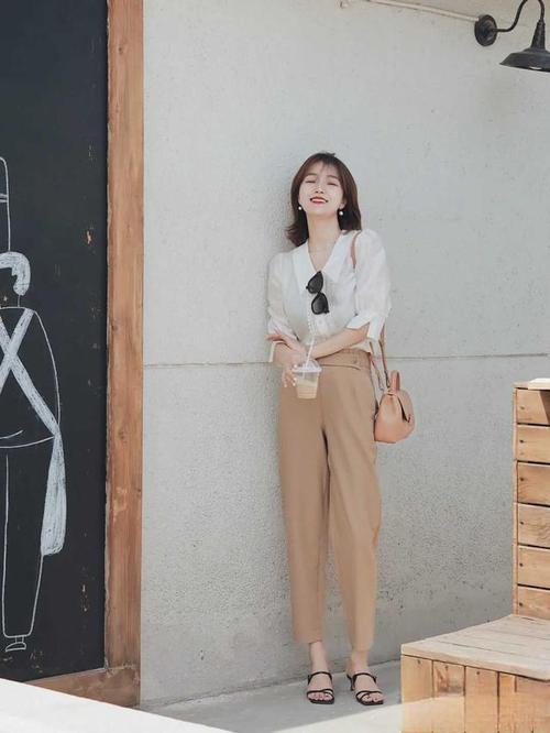 小个子女生的夏季穿搭,九分裤这样搭配简约洋气,显高