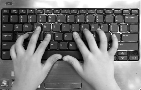 小学生用键盘打字记者张永波摄 习惯了敲击键盘打字,不少毕业于名牌