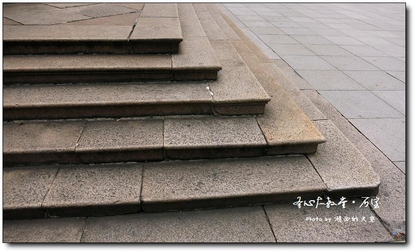 石室,石是主要的材料,台阶,立柱,墙体.