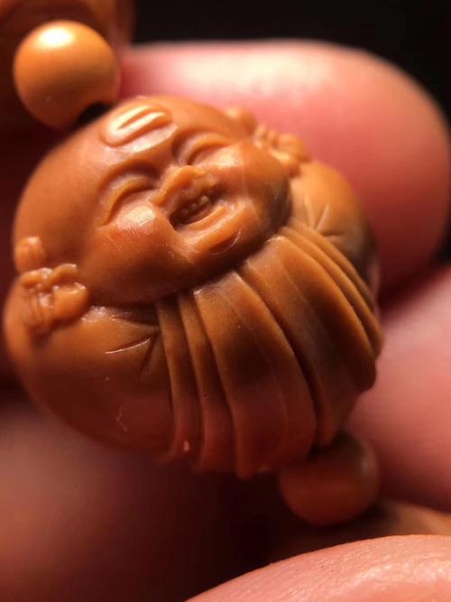 胡小兰橄榄核雕工作室作品和气生财核雕财神纯手工核雕手串