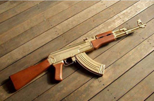 战场上被枪王ak47打中还能战斗吗?别被电影骗了,答案在这