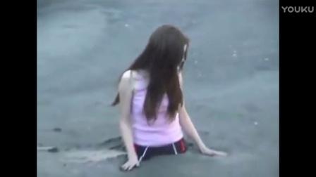女孩陷入沼泽视频