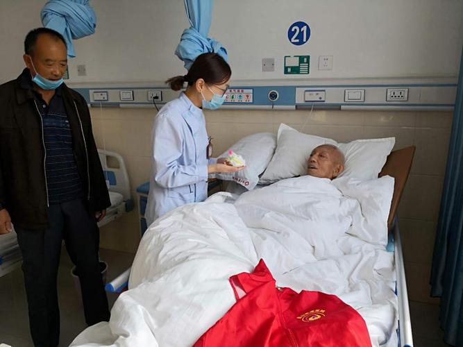 除了养护院的老人,我们还给病房里60岁以上的住院老人,送去了寿糕.