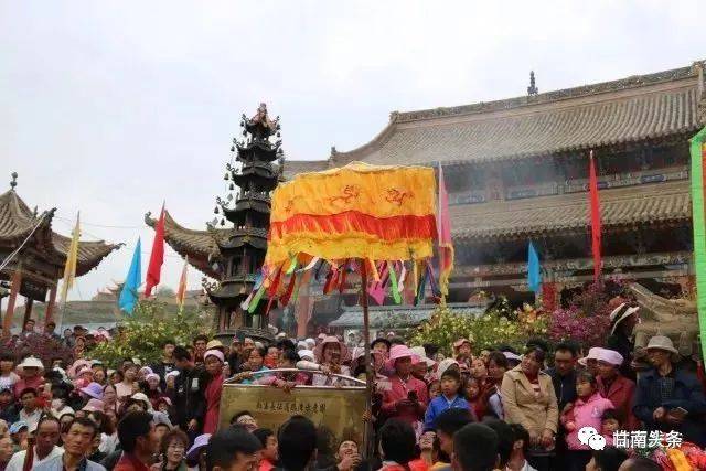 端午节长达七天,沿袭传统习俗,以"洮州十八位龙神"迎神赛会为主.