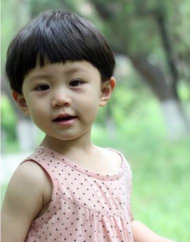 小女孩齐刘海短发蘑菇头发型