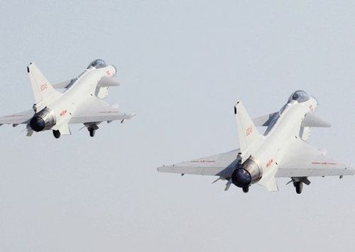 东海舰队歼10已具备战斗力 超低空飞行演练中击落导弹