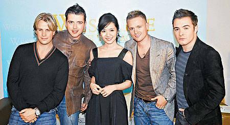 和westlife;;   侯佩岑(中)与"西城男孩"相见欢,左起为奇恩,马克,尼基