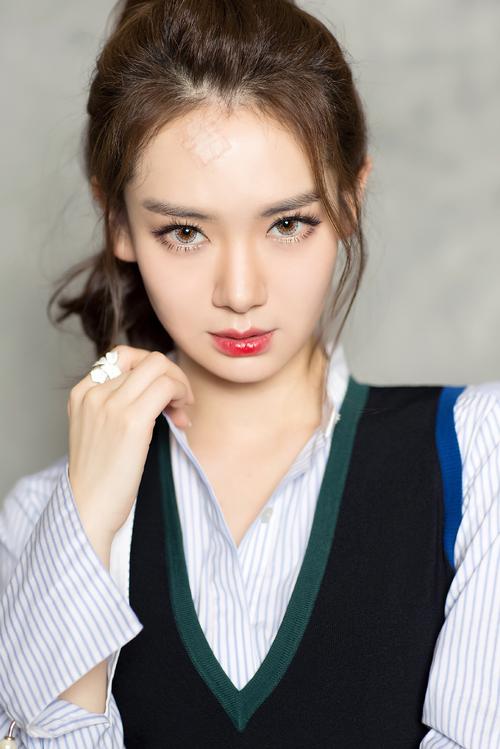 戚薇酷帅美艳中长裙写真图片戚薇图片