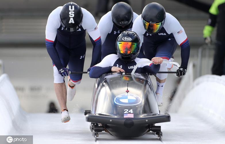 1/ 12 雪车也称"有舵雪橇",是一种集体乘坐雪车,是乘坐可操纵方向的