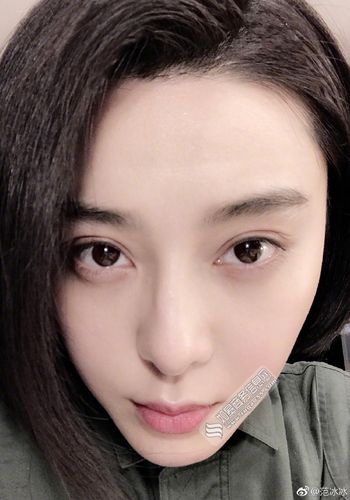 范冰冰晒素颜自拍心系美食 熬夜后皮肤仍然细嫩有光泽