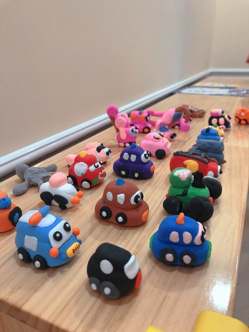 配课老师:王老师 谢老师 活动目标: 学习搓,捏,叠等方式制作小汽车