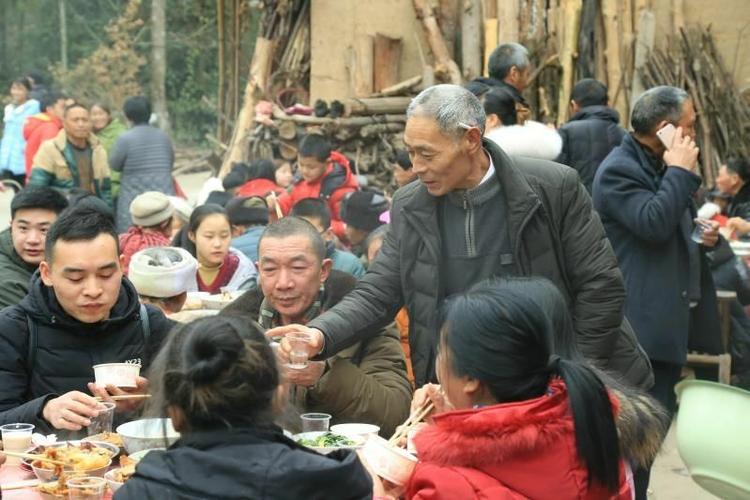 《游子返乡关爱儿童尊敬父母》年会现场!