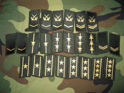 干部的迷彩服军衔是什么样式的